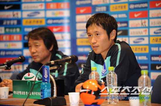 
	���������� 2010.10.11.



 �̿�ǥ�� 11�� ���� NFC���� �������� �յ� ����ȸ�߿��� ���� �������� Ư������ �ƽþȰ��� ���������� �ݵ�� �Ϻ��� �̱�ڴٰ� �����ߴ�.

 ����NFC=�����ʱ��� young@sportschosun.com


