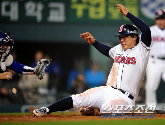 
	2010,10,11 PO 4���� �λ�-�Ｚ

�λ��� �Ʊ�� �������� ��Ƴ���.

11�� ��ǿ��� ������ �λ�� �Ｚ�� PO 4���� 7ȸ�� 2�� ���翡�� ��Ÿ�� Ÿ���� �� �������� �߰ݿ� ������ ���ϴ� 2Ÿ�� ��Ÿ�� ģ �������� �̾� 2����� ������ �� �̿����� ���� ����Ÿ�� Ȩ���� Ȩ�� ��� �������� ����ߴ�.

���=������ ���� basser@sportschosun.com


