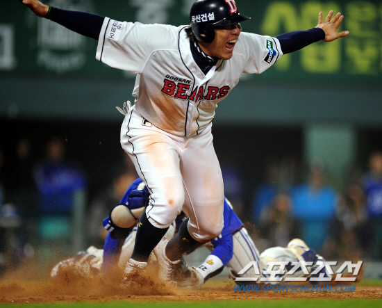 
	2010,10,11 PO 4���� �λ�-�Ｚ

�λ��� �Ʊ�� �������� ��Ƴ���.

11�� ��ǿ��� ������ �λ�� �Ｚ�� PO 4���� 7ȸ�� 2�� ���翡�� ��Ÿ�� Ÿ���� �� �������� �߰ݿ� ������ ���ϴ� 2Ÿ�� ��Ÿ�� ģ �������� �̾� 2����� ������ �� �̿����� ���� ����Ÿ�� Ȩ���� Ȩ�� ��� �������� ����ߴ�.

Ȩ���� �������� �� ��½ �ٸ� �����ϴ� ������.

���=������ ���� basser@sportschosun.com


