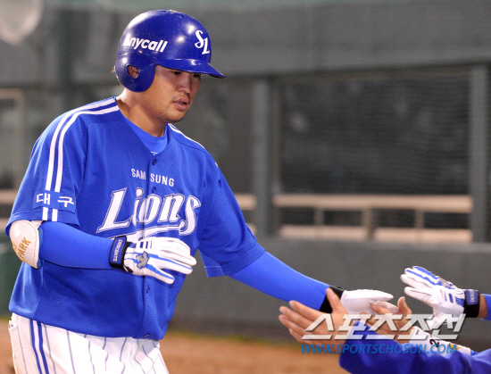 
	2010.10.11/

11�� ��ǿ��� ���� ���ξ߱� �÷��̿��� 4���� �λ�-�Ｚ ��� 8ȸ�� 1�� 2,3�� �����̰� 1Ÿ�� ��� �ö��̸� ������ ���ƿ����� ������ �������̺긦 ������ �ִ�.

���=������ ���� songs@sportschosun.com


