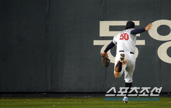 
	����������

2010�� 10�� 11��

11�� ��ǿ��� ���� �Ｚ�� �λ��� �÷��̿��� 4�������� 8ȸ�� 1�� 2,3�缭 �Ｚ �������� Ÿ���� ���ͼ� �������� ��Ƴ��� �ִ�.

���= ���� ���� kyungmin@sportschosun.com


