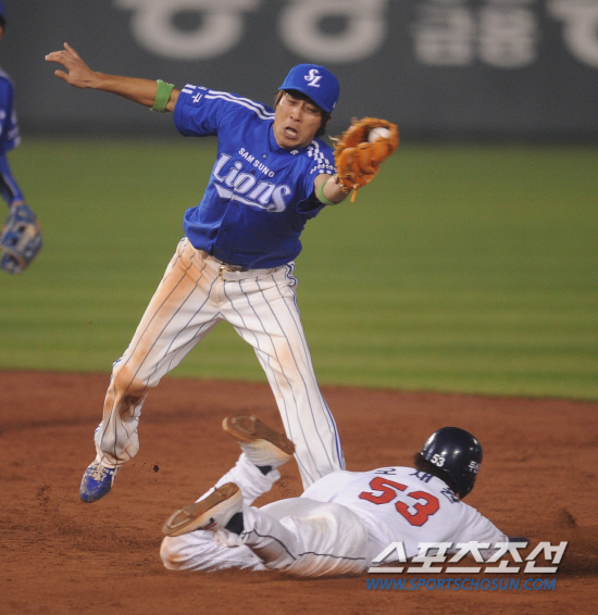 
	����������

2010�� 10�� 11��

11�� ��ǿ��� ���� �Ｚ�� �λ��� �÷��̿��� 4�������� 8ȸ�� 1�� 1�缭 ������� 2�絵�縦 ������Ű�� �ִ�.

���= ���� ���� kyungmin@sportschosun.com


