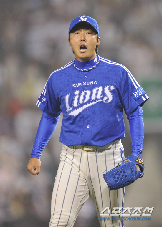 
	2010.10.11/

11�� ��ǿ��� ���� ���ξ߱� �÷��̿��� 4���� �λ�-�Ｚ ��� 8ȸ�� 2�� 3�� ���⿡�� ������ �Ｚ �迵���� �λ� ���ؼ��� �ܾ� �Ẽ�� ó���ϸ� ���⸦ �ѱ�� ȯȣ�ϰ� �ִ�.

���=������ ���� songs@sportschosun.com


