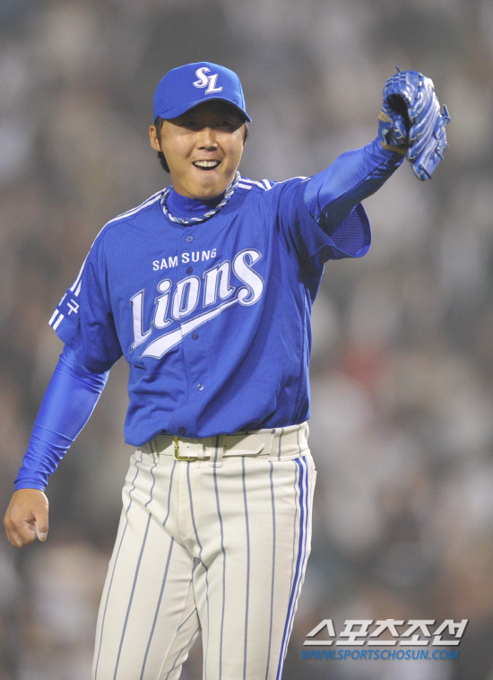 
	2010.10.11/

11�� ��ǿ��� ���� ���ξ߱� �÷��̿��� 4���� �λ�-�Ｚ ��� 8ȸ�� 2�� 3�� ���⿡�� ������ �Ｚ �迵���� �λ� ���ؼ��� �ܾ� �Ẽ�� ó���ϸ� ���⸦ �ѱ�� ȯȣ�ϰ� �ִ�.

���=������ ���� songs@sportschosun.com


