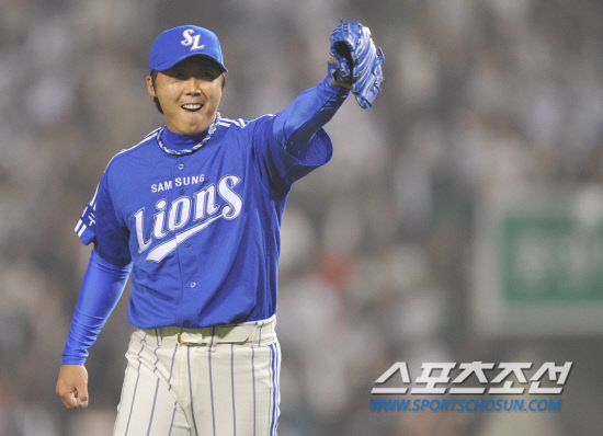 
	2010.10.11/

11�� ��ǿ��� ���� ���ξ߱� �÷��̿��� 4���� �λ�-�Ｚ ��� 8ȸ�� 2�� 3�� ���⿡�� ������ �Ｚ �迵���� �λ� ���ؼ��� �ܾ� �Ẽ�� ó���ϸ� ���⸦ �ѱ�� ȯȣ�ϰ� �ִ�.

���=������ ���� songs@sportschosun.com


