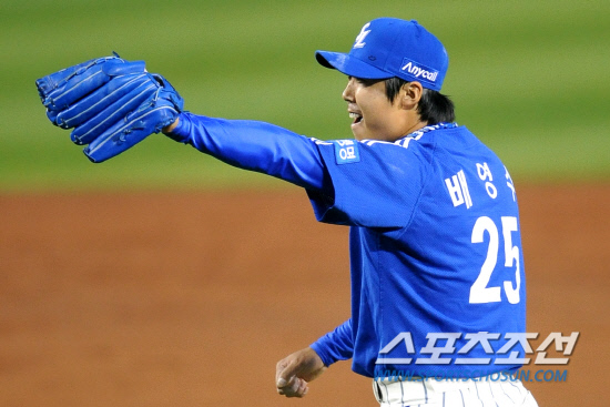 
	11�� ��ǿ��� ���� ���ξ߱� �÷��̿��� 4���� �λ�� �Ｚ�� ��⿡�� 8�� 1�� 3�� ��Ȳ ���ؼ��� ���� ó���Ѹ� ���⸦ �ѱ� �Ｚ �迵���� ȯȣ �ϰ� �ִ�.

���=�ֹ��� ���� deer@sportschosun.com


