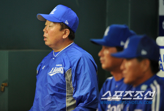 
	2010.10.11/

11�� ��ǿ��� ���� ���ξ߱� �÷��̿��� 4���� �λ�-�Ｚ ��� 8ȸ�� 2�� 3�� ���� ��Ȳ���� ��⸦ ���Ѻ��� �ִ� �Ｚ ������ ����.

���=������ ���� songs@sportschosun.com


