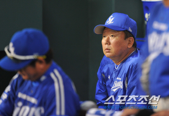 
	2010.10.11/

11�� ��ǿ��� ���� ���ξ߱� �÷��̿��� 4���� �λ�-�Ｚ ��� 8ȸ�� 2�� 3�� ���� ��Ȳ���� ��⸦ ���Ѻ��� �ִ� �Ｚ ������ ����.

���=������ ���� songs@sportschosun.com


