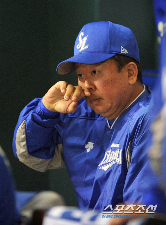 
	2010.10.11/

11�� ��ǿ��� ���� ���ξ߱� �÷��̿��� 4���� �λ�-�Ｚ ��� 8ȸ�� 2�� 3�� ���� ��Ȳ���� ��⸦ ���Ѻ��� �ִ� �Ｚ ������ ����.

���=������ ���� songs@sportschosun.com


