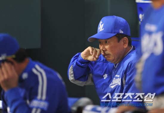 
	2010.10.11/

11�� ��ǿ��� ���� ���ξ߱� �÷��̿��� 4���� �λ�-�Ｚ ��� 8ȸ�� 2�� 3�� ���� ��Ȳ���� ��⸦ ���Ѻ��� �ִ� �Ｚ ������ ����.

���=������ ���� songs@sportschosun.com


