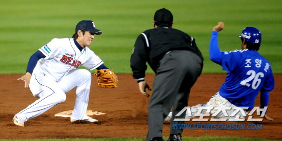 
	11�� ��ǿ��� ���� ���ξ߱� �÷��̿��� 4���� �λ�� �Ｚ�� ��⿡�� 

9�� 1�� 1�� ������ Ÿ�� 1������ ������ 2�絵�� �ƿ�

���=�ֹ��� ���� deer@sportschosun.com


