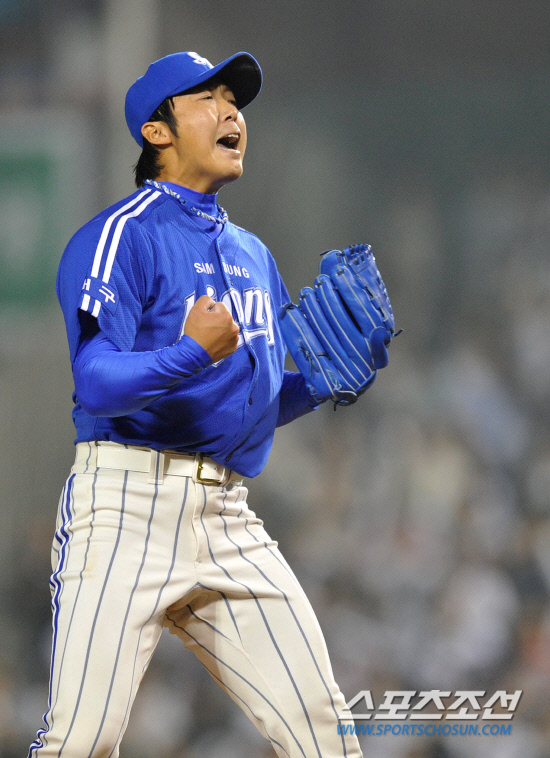 
	2010.10.11/

11�� ��ǿ��� ���� ���ξ߱� �÷��̿��� 4���� �λ�-�Ｚ ��� 9ȸ�� 2�� �Ｚ �迵���� �λ� �������� �������� ó���ϸ� ��⸦ ������ ȯȣ�ϰ� �ִ�.

 ���=������ ���� songs@sportschosun.com


