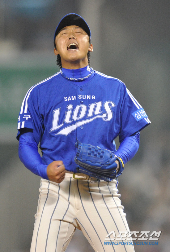 
	2010.10.11/

11�� ��ǿ��� ���� ���ξ߱� �÷��̿��� 4���� �λ�-�Ｚ ��� 9ȸ�� 2�� �Ｚ �迵���� �λ� �������� �������� ó���ϸ� ��⸦ ������ ȯȣ�ϰ� �ִ�.

 ���=������ ���� songs@sportschosun.com


