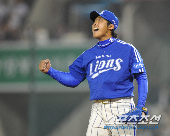 
	2010.10.11/

11�� ��ǿ��� ���� ���ξ߱� �÷��̿��� 4���� �λ�-�Ｚ ��� 9ȸ�� 2�� �Ｚ �迵���� �λ� �������� �������� ó���ϸ� ��⸦ ������ ȯȣ�ϰ� �ִ�.

 ���=������ ���� songs@sportschosun.com


