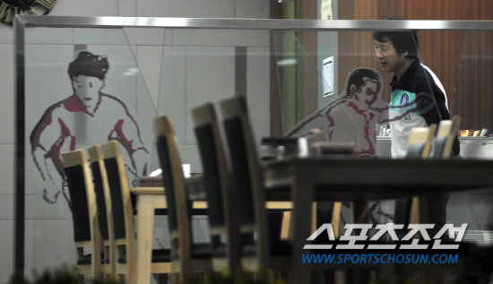 
	���������� 2010.10.11.

������ ������ ������ ������ ������ 11�� �� �Ϻ��� ��� �ɾߴ�åȸ�Ǹ� ��ġ�� �ڸ����� �Ͼ�� �ִ�. ������ ������ �������� 11�� �������� �Ϸ� �յΰ� ����NFC �Ʒÿ� ���� ���� �������� ������ ���������� ȣ������  �������� �����Ű��� �����ߴ�.

 ����NFC=�����ʱ��� young@sportschosun.com


