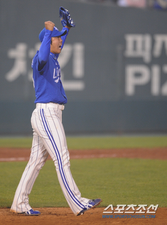 
	����������

2010�� 10�� 11��

11�� ��ǿ��� ���� �Ｚ�� �λ��� �÷��̿��� 4�������� 9ȸ�� �λ� �������� ����ó�� �� �Ｚ �迵���� ȯȣ�ϰ� �ִ�.

���= ���� ���� kyungmin@sportschosun.com


