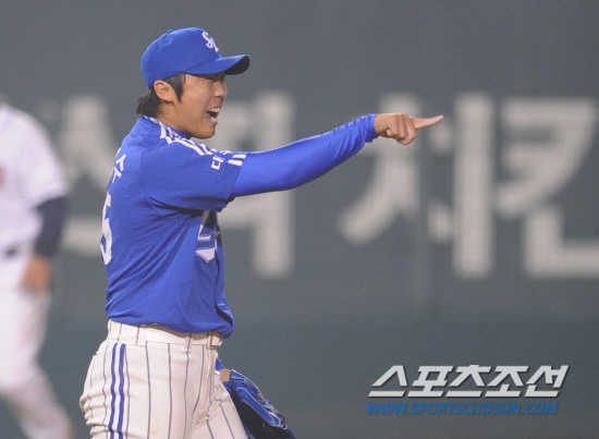 
	����������

2010�� 10�� 11��

11�� ��ǿ��� ���� �Ｚ�� �λ��� �÷��̿��� 4�������� 9ȸ�� �λ� �������� ����ó�� �� �Ｚ �迵���� ȯȣ�ϰ� �ִ�.

���= ���� ���� kyungmin@sportschosun.com


