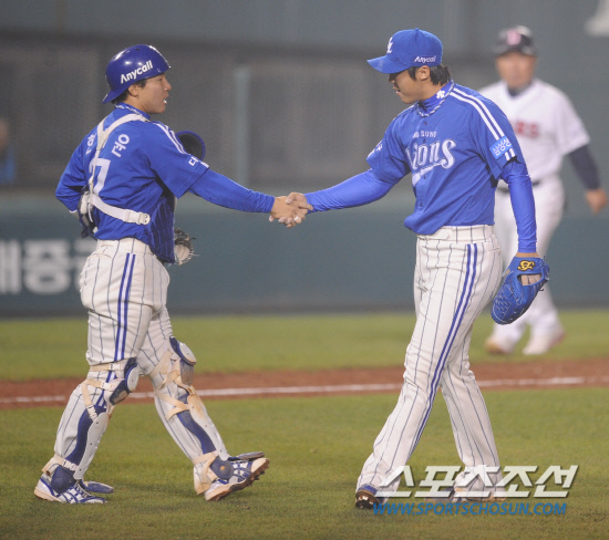 
	����������

2010�� 10�� 11��

11�� ��ǿ��� ���� �Ｚ�� �λ��� �÷��̿��� 4�������� 9ȸ�� �λ� �������� ����ó�� �� �Ｚ �迵���� �������� �Ǽ��� ������ �ִ�.

���= ���� ���� kyungmin@sportschosun.com


