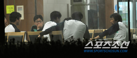 
	���������� 2010.10.11.

������ ������ ������ ������ ������ 11�� �� �Ϻ��� ��� �ɾߴ�åȸ�Ǹ� �ߴ�. �������� �������� 11�� �������� �Ϸ� �յΰ� ����NFC �Ʒÿ� ���� ���� �������� ������ ���������� ȣ������ �������� �����Ű��� �����ߴ�.

 ����NFC=�����ʱ��� young@sportschosun.com


