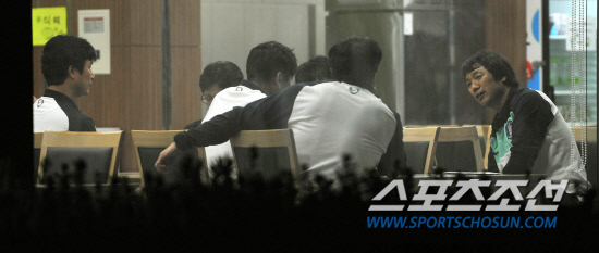 
	���������� 2010.10.11.

������ ������ ������ ������ ������ 11�� �� �Ϻ��� ��� �ɾߴ�åȸ�Ǹ� �ߴ�. �������� �������� 11�� �������� �Ϸ� �յΰ� ����NFC �Ʒÿ� ���� ���� �������� ������ ���������� ȣ������ �������� �����Ű��� �����ߴ�.

 ����NFC=�����ʱ��� young@sportschosun.com


