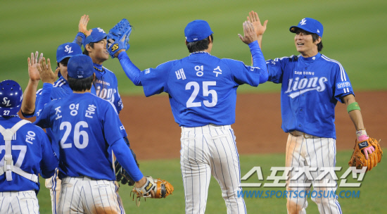 
	11�� ��ǿ��� ���� ���ξ߱� �÷��̿��� 4���� �λ�� �Ｚ�� ���� �Ｚ�� 8��7 �¸��� ������. ��⸦ �¸��� Ȯ������ �迵���� �Ｚ�������� ȯȣ�ϰ� �ִ�.

���=�ֹ��� ���� deer@sportschosun.com


