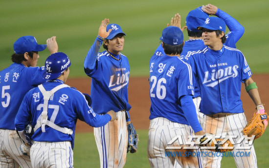 
	11�� ��ǿ��� ���� ���ξ߱� �÷��̿��� 4���� �λ�� �Ｚ�� ���� �Ｚ�� 8��7 �¸��� ������. ��⸦ �¸��� Ȯ������ �迵���� �Ｚ�������� ȯȣ�ϰ� �ִ�.

���=�ֹ��� ���� deer@sportschosun.com


