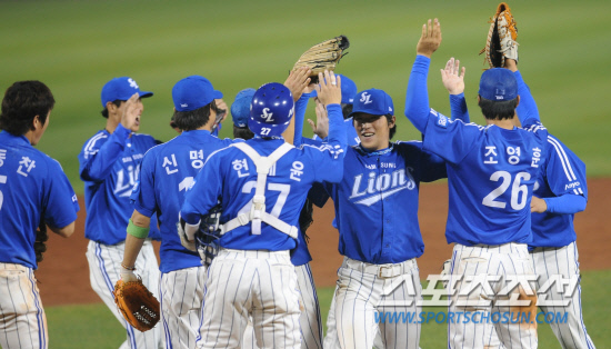 
	11�� ��ǿ��� ���� ���ξ߱� �÷��̿��� 4���� �λ�� �Ｚ�� ���� �Ｚ�� 8��7 �¸��� ������. ��⸦ �¸��� Ȯ������ �迵���� �Ｚ�������� ȯȣ�ϰ� �ִ�.

���=�ֹ��� ���� deer@sportschosun.com


