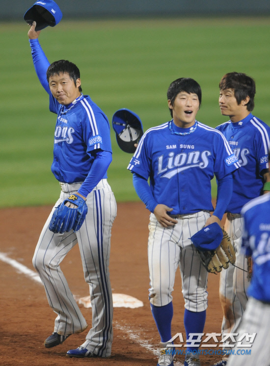 
	11�� ��ǿ��� ���� ���ξ߱� �÷��̿��� 4���� �λ�� �Ｚ�� ���� �Ｚ�� 8��7 �¸��� ������. ��⸦ �¸��� Ȯ������ �迵���� �Ｚ�������� ȯȣ�ϰ� �ִ�.

���=�ֹ��� ���� deer@sportschosun.com


