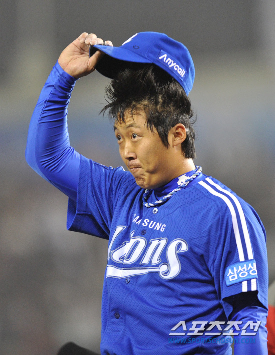 
	2010.10.11/

11�� ��ǿ��� ���� ���ξ߱� �÷��̿��� 4���� �λ�-�Ｚ ��� 8ȸ�� ���⿡�� ���� ������ ���⸦ �� ���ѳ� �Ｚ �迵���� ��� ���� �� ���߿� ����λ縦 �ϰ� �ִ�.

 ���=������ ���� songs@sportschosun.com


