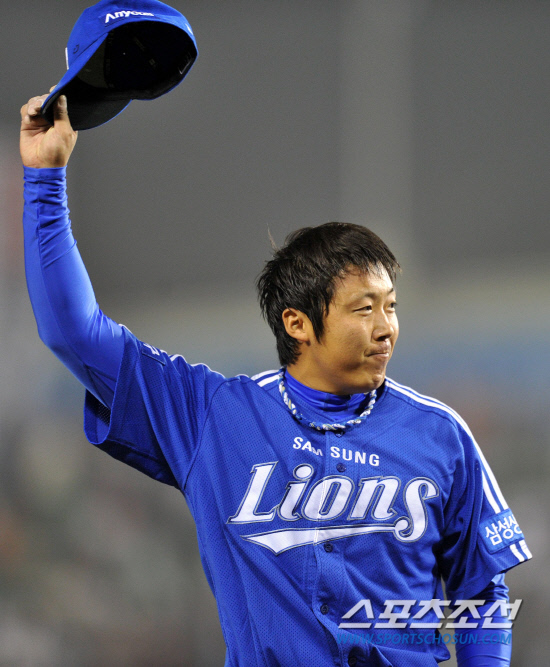 
	2010.10.11/

11�� ��ǿ��� ���� ���ξ߱� �÷��̿��� 4���� �λ�-�Ｚ ��� 8ȸ�� ���⿡�� ���� ������ ���⸦ �� ���ѳ� �Ｚ �迵���� ��� ���� �� ���߿� ����λ縦 �ϰ� �ִ�.

 ���=������ ���� songs@sportschosun.com


