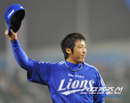 
	2010.10.11/

11�� ��ǿ��� ���� ���ξ߱� �÷��̿��� 4���� �λ�-�Ｚ ��� 8ȸ�� ���⿡�� ���� ������ ���⸦ �� ���ѳ� �Ｚ �迵���� ��� ���� �� ���߿� ����λ縦 �ϰ� �ִ�.

 ���=������ ���� songs@sportschosun.com


