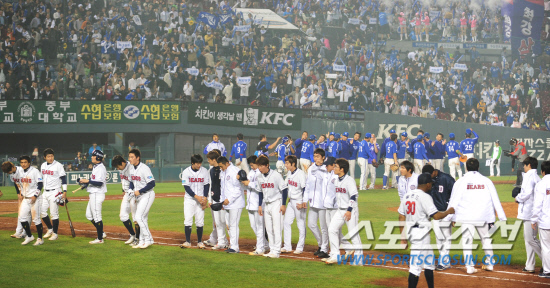 
	����������

2010�� 10�� 11��

11�� ��ǿ��� ���� �Ｚ�� �λ��� �÷��̿��� 4�������� 7��8�� �й��ϸ� 5���� �ºθ� ������ �� �λ� �������� ���ߵ鿡�� �λ��ϰ� �ִ�.

���= ���� ���� kyungmin@sportschosun.com


