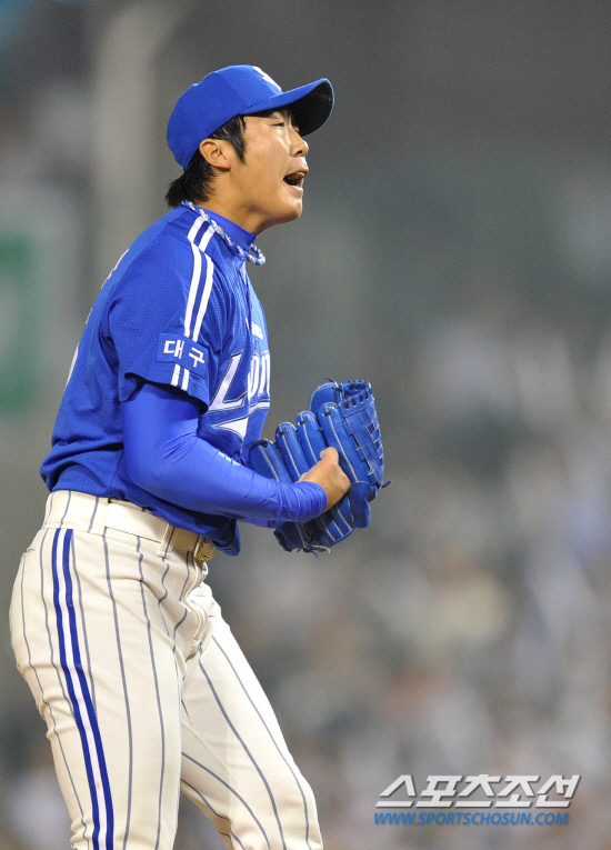 
	2010.10.11/

11�� ��ǿ��� ���� ���ξ߱� �÷��̿��� 4���� �λ�-�Ｚ ��� 9ȸ�� 1�� �Ｚ �迵���� �λ� �������� �������� ��Ƴ��� ȯȣ�ϰ� �ִ�.

 ���=������ ���� songs@sportschosun.com


