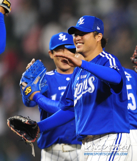 
	2010,10,11 PO 4���� �λ�-�Ｚ

11�� ��ǿ��� ������ �λ�� �Ｚ�� PO 4�������� �Ｚ �����̰� �λ꿡 �¸��� �� ������ �������̺긦 ������ �⻵�ϰ� �ִ�.

���=������ ���� basser@sportschosun.com


