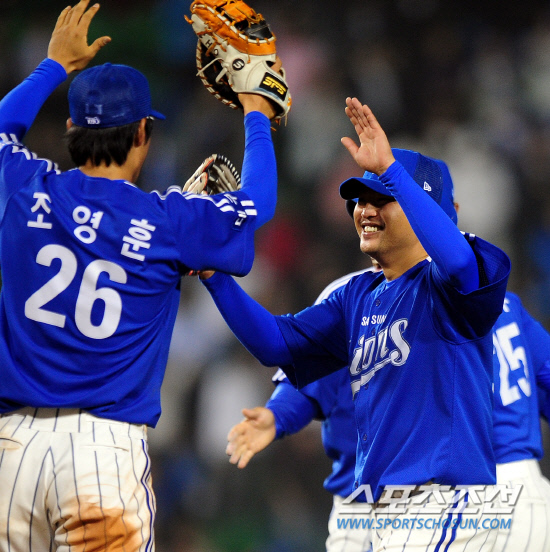 
	2010,10,11 PO 4���� �λ�-�Ｚ

11�� ��ǿ��� ������ �λ�� �Ｚ�� PO 4�������� �Ｚ �����̰� �λ꿡 �¸��� �� ������ �������̺긦 ������ �⻵�ϰ� �ִ�.

���=������ ���� basser@sportschosun.com


