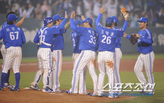 
	����������

2010�� 10�� 11��

11�� ��ǿ��� ���� �Ｚ�� �λ��� �÷��̿��� 4�������� 8��7 �ɳ׵� ���ھƷ� �¸��� �ŵ� �Ｚ �������� ����� ������ ȯȣ�ϰ� �ִ�.

���= ���� ���� kyungmin@sportschosun.com


