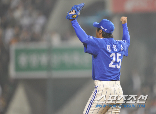 
	2010.10.11/

11�� ��ǿ��� ���� ���ξ߱� �÷��̿��� 4���� �λ�-�Ｚ ��� 8ȸ�� ���⿡�� ���� ���� �� ���⸦ �� ���ѳ� �Ｚ �迵���� ��� ���� �� ������� �ٶ󺸸� ȯȣ�ϰ� �ִ�.

 ���=������ ���� songs@sportschosun.com


