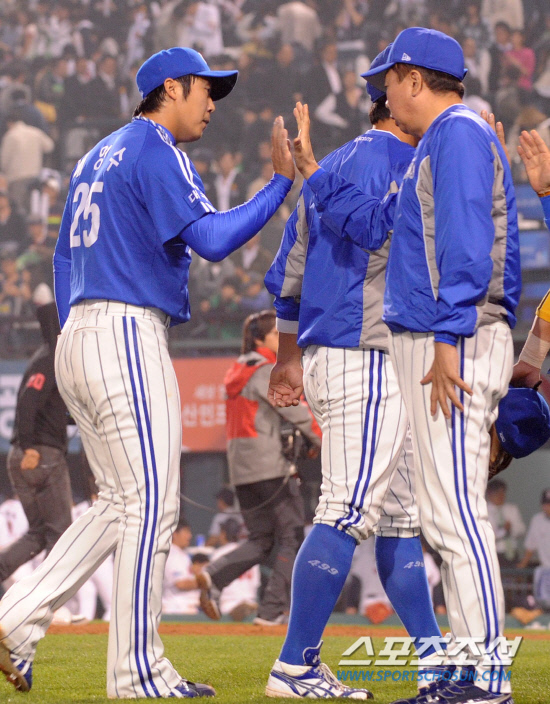 
	2010.10.11/

11�� ��ǿ��� ���� ���ξ߱� �÷��̿��� 4���� �λ�-�Ｚ ��� 8ȸ�� ���⿡�� ���� ���� �� ���⸦ �� ���ѳ� �Ｚ �迵���� ��� ���� �� ������ ������ �������̺긦 ������ �ִ�.

 ���=������ ���� songs@sportschosun.com


