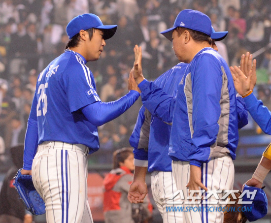 
	2010.10.11/

11�� ��ǿ��� ���� ���ξ߱� �÷��̿��� 4���� �λ�-�Ｚ ��� 8ȸ�� ���⿡�� ���� ���� �� ���⸦ �� ���ѳ� �Ｚ �迵���� ��� ���� �� ������ ������ �������̺긦 ������ �ִ�.

 ���=������ ���� songs@sportschosun.com


