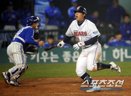 
	����������

2010�� 10�� 11��

11�� ��ǿ��� ���� �Ｚ�� �λ��� �÷��̿��� 4�������� 7ȸ�� ��Ȱ�� ��Ÿ�� ����� �λ� �������� 9ȸ�� Ÿ�������� ���� �ƿ��ǰ� �ִ�. ������ ������ ������ 4�����̾���.

���= ���� ���� kyungmin@sportschosun.com


