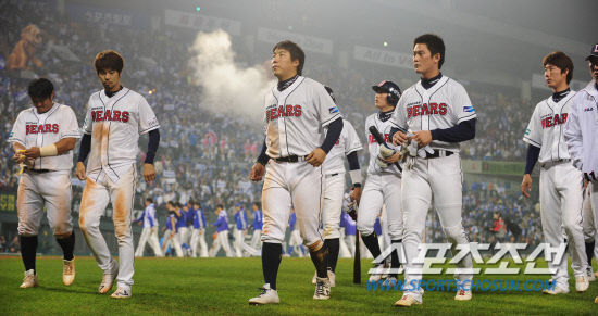 
	11�� ��ǿ��� ������ �λ�� �Ｚ�� PO 4�������� �Ｚ�� 8-7�� ���� �λ� �������� ������ �׶��带 ������ �ִ�.

���=������ ���� basser@sportschosun.com


