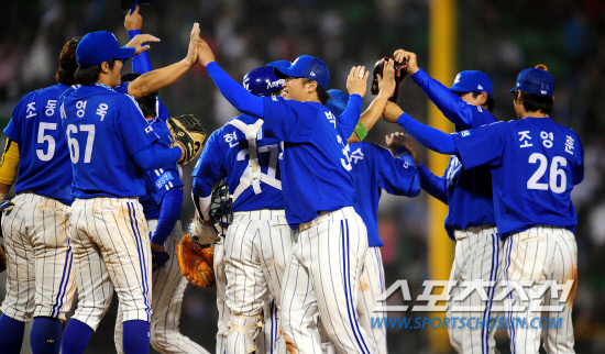 
	2010,10,11 PO 4���� �λ�-�Ｚ

11�� ��ǿ��� ������ �λ�� �Ｚ�� PO 4�������� �λ��� 8-7�� ���� �Ｚ �������� �������̺긦 ������ �⻵�ϰ� �ִ�.

���=������ ���� basser@sportschosun.com


