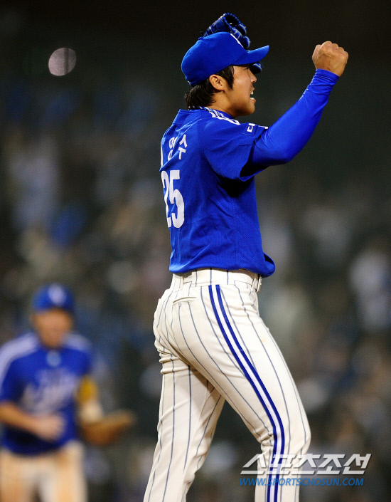 
	2010,10,11 PO 4���� �λ�-�Ｚ

11�� ��ǿ��� ������ �λ�� �Ｚ�� PO 4�������� ������ ������ ������ �Ｚ �迵���� �λ� ������ Ÿ�� �����ڸ� ��Ÿ�� ó���� �� �����ϰ� �ִ�.

���=������ ���� basser@sportschosun.com


