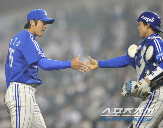 
	2010.10.11/

11�� ��ǿ��� ���� ���ξ߱� �÷��̿��� 4���� �λ�-�Ｚ ��� 8ȸ�� ���⿡�� ���� ���� �� ���⸦ �� ���ѳ� �Ｚ �迵���� ��� ���� �� ������ ������ �Ǽ��� ������ �ִ�.

 ���=������ ���� songs@sportschosun.com


