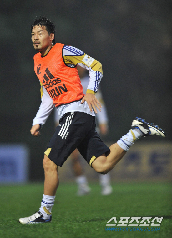 
	���������� 2010.10.11.

�������� �Ϸ� �յΰ� 11�� ����NFC���� ������  �̴ϰ��ӿ���  �Ϻ��� �����̰� �߻���ó�� �����ϸ� �������� �پ���� �ִ�.

����NFC=�����ʱ��� young@sportschosun.com


