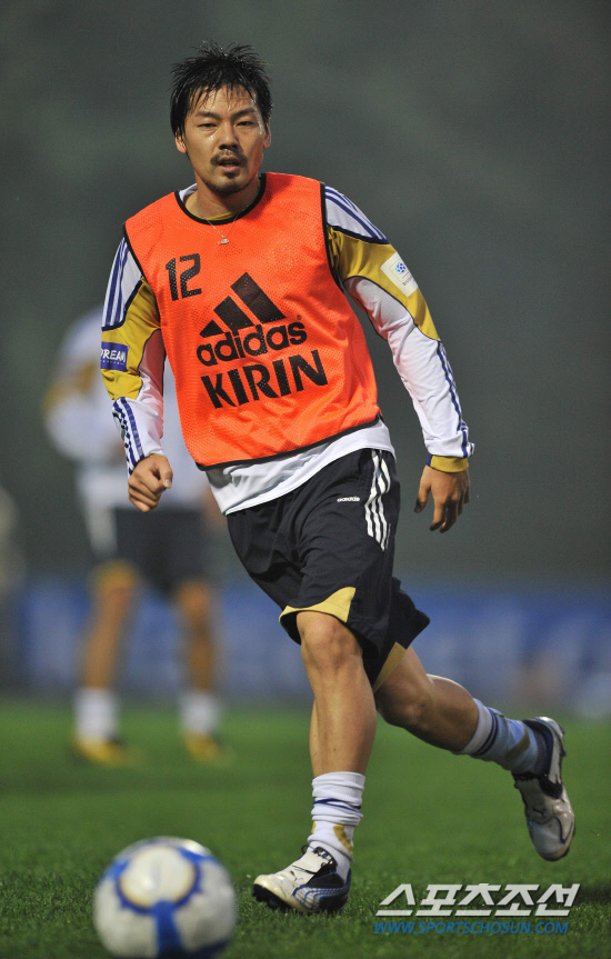 
	���������� 2010.10.11.

�������� �Ϸ� �յΰ� 11�� ����NFC���� ������  �̴ϰ��ӿ���  �Ϻ��� �����̰� ��ũ���� ��ġ�� �������� �پ���� �ִ�.

����NFC=�����ʱ��� young@sportschosun.com


