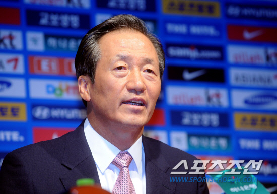 
	2010.10.12/

�ѱ� �౸ A��ǥ���� ��-���� ��⸦ ���� 12�� ���� �����Ű���忡�� ��� �� ������ �����౸��ȸ ����ȸ���� ���� ����ȸ�� ���� �ִ�.

���=������ ���� songs@sportschosun.com


