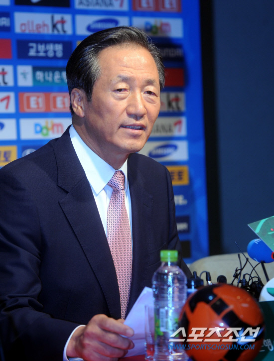 
	2010.10.12/

�ѱ� �౸ A��ǥ���� ��-���� ��⸦ ���� 12�� ���� �����Ű���忡�� ��� �� ������ �����౸��ȸ ����ȸ���� 2022�� ������ ��ġ�� ����ϸ� ���� ����ȸ�� ���� �ִ�.

���=������ ���� songs@sportschosun.com


