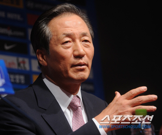 
	2010.10.12/

�ѱ� �౸ A��ǥ���� ��-���� ��⸦ ���� 12�� ���� �����Ű���忡�� ��� �� ������ �����౸��ȸ ����ȸ���� 2022�� ������ ��ġ�� ����ϸ� ���� ����ȸ�� ���� �ִ�.

���=������ ���� songs@sportschosun.com


