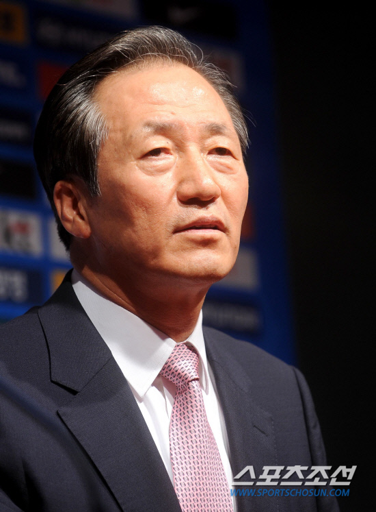 
	2010.10.12/

�ѱ� �౸ A��ǥ���� ��-���� ��⸦ ���� 12�� ���� �����Ű���忡�� ��� �� ������ �����౸��ȸ ����ȸ���� 2022�� ������ ��ġ�� ����ϸ� ���� ����ȸ�� ���� �ִ�.

���=������ ���� songs@sportschosun.com


